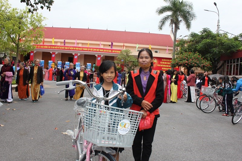 Các em học sinh phấn khởi nhận xe do Hội Phụ nữ trao tặng