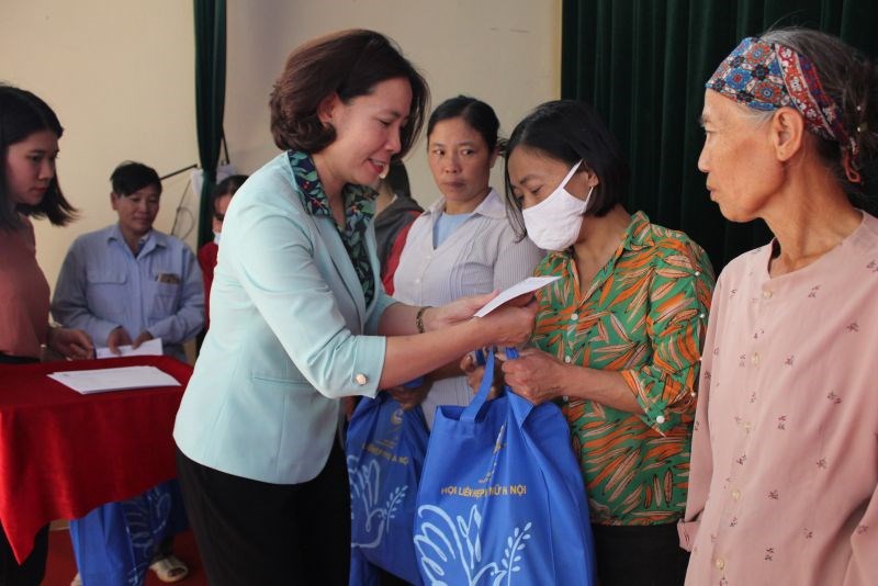 Đồng chí Lê Kim Anh trao quà đến HVPN có hoàn cảnh khó khăn các xã Mỹ Lương và Trần Phú