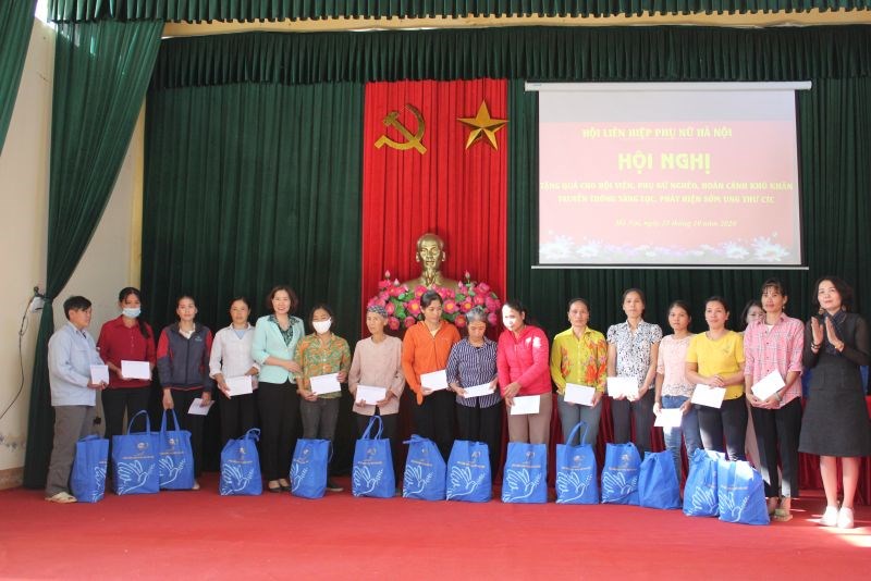 Đồng chí Lê Kim Anh - Chủ tịch Hội LHPN Hà Nội trao tặng quà cho hộ nghèo tại