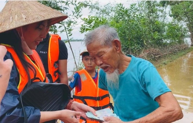 Ca sĩ Thủy Tiên trực tiếp mang tiền và hàng cứu trợ trao tận tay người dân chịu ảnh hưởng của lũ lụt tại miền Trung.
