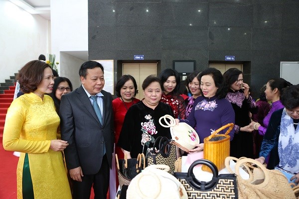 Lãnh đạo TP Hà Nội thăm quan gian hàng trưng bày sản phẩm sáng tạo của Phụ nữ Thủ đô