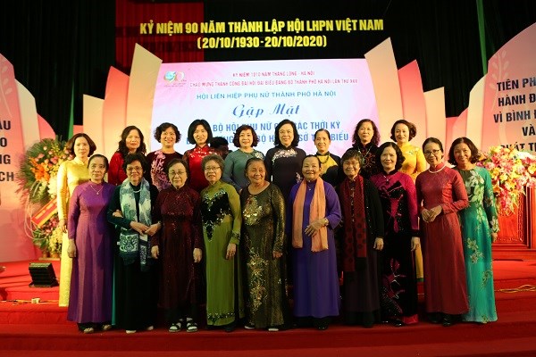 Các thế hệ lãnh đạo Hội LHPN Hà Nội và các đồng chí lãnh đạo Thành phố chụp ảnh lưu niệm