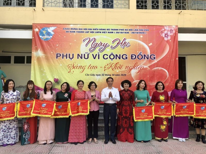 Lãnh đạo Hội LHPN Hà Nội, Quận ủy Cầu Giấy và Hội LHPN quận tặng Cờ lưu niệm các đội thi