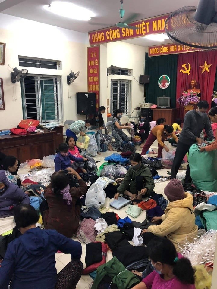 Cán bộ, hội viên phụ nữ huyện Thường Tín soạn quần áo gửi tặng các gia đình miền Trung bị ảnh hưởng bởi mưa lũ