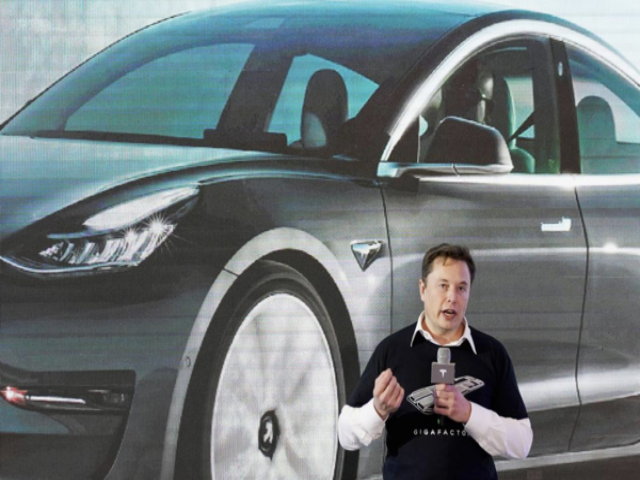 Elon Musk  tham vọng sẽ thiết lập một hệ thống các rô-bốt taxi, khi đó, chỉ cần duy nhất một người là đủ để có thể quản lý một đội xe gồm khoảng 10 chiếc xe tự lái trong một hệ thống gọi xe.