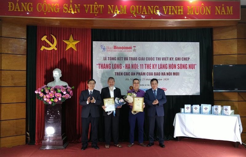 Các tác giả nhận giải Nhì tại lễ trao giải cuộc thi.
