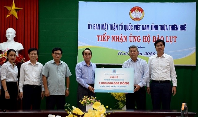 Đoàn công tác của PetroVietnam trao hỗ trợ cho tỉnh Thừa Thiên - Huế.