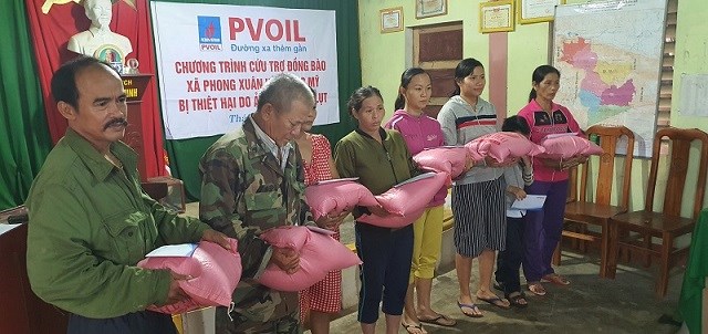 PV Oil mang quà đến các bà con xã Pong