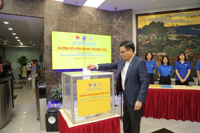 Tổng giám đốc PetroVietnam Lê Mạnh Hùng tham gia quyên góp ủng hộ đồng bào miền Trung.