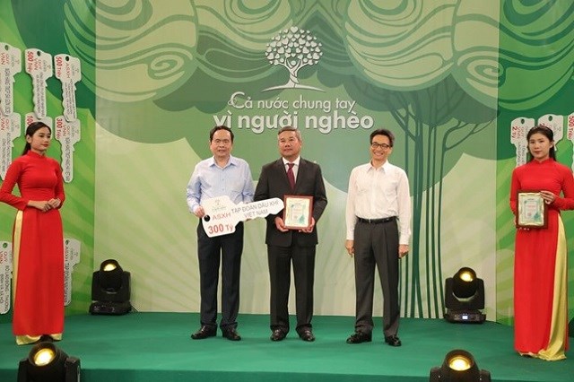 Chủ tịch Ủy ban Trung ương MTTQ Việt Nam Trần Thanh Mẫn và Phó Thủ tướng Vũ Đức Đam tiếp nhận ủng hộ từ Tập đoàn Dầu khí Việt Nam.