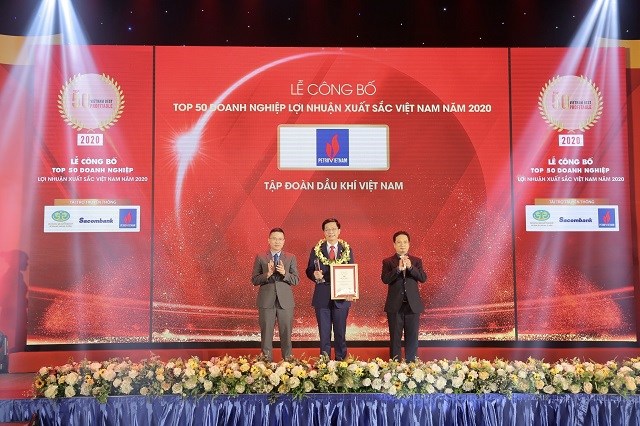 Đại diện PetroVietnam nhận vinh danh Top 50 doanh nghiệp có lợi nhuận xuất sắc nhất Việt Nam năm 2020.