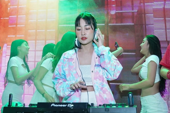 DJ Trang Moon bốc lửa với những điệu nhạc khiến tất cả phải nhún nhảy