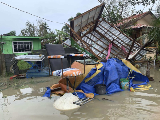 Những gì còn lại của một tiệm cắt tóc ở thị trấn Pola trên đảo Mindoro, miền trung Philippines sau khi cơn bão Molave quét qua.
