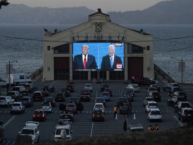 Khán giả xem tranh luận của hai ứng cử viên tổng thống từ màn hình lớn trong bãi đỗ xe.