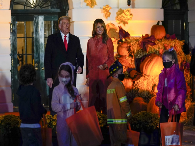 Tổng thống Donald Trump cùng Đệ nhất phu nhân Melania Trump chào đón các em bé trên Bãi cỏ phía Nam trong lễ kỷ niệm Halloween tại Nhà Trắng.
