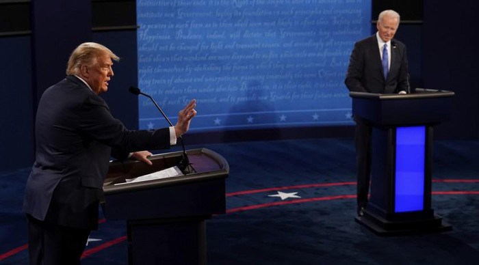 ổng thống Donald Trump (trái) và ứng cử viên đảng Dân chủ Joe Biden tại cuộc tranh luận tối 22-10