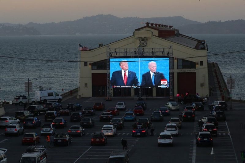 Người dân ngồi trong ô tô tại San Francisco xem cuộc tranh luận của hai ứng viên tổng thống