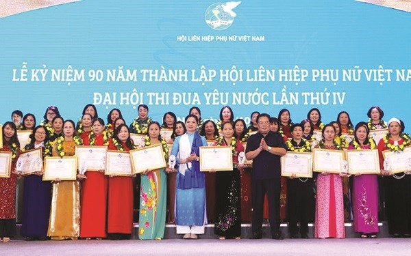Hội LHPN Việt Nam khen thưởng các tập thể xuất sắc trong phong trào thi đua yêu nước