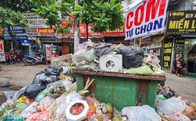 Rác thải ùn ứ ở nội đô Hà Nội khi người dân chặn xe chở rác vào bãi rác Nam Sơn