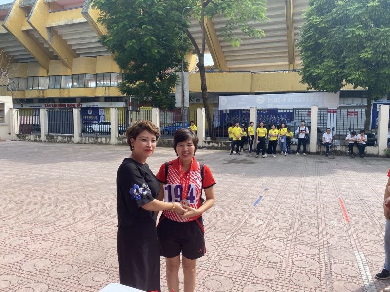 VĐV Nguyễn Thanh Thanh (Báo Phụ nữ Thủ đô) nhận Huy chương Bạc môn thi Đi bộ