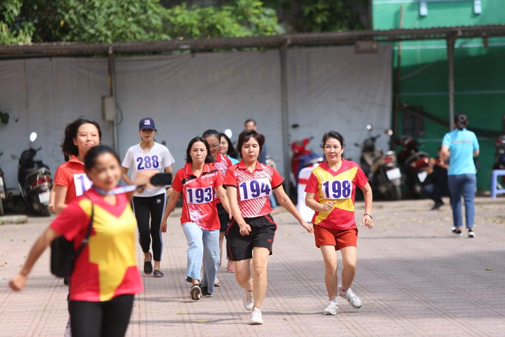 Các phóng viên báo chí Hà Nội tham gia thi đấu môn đi bộ điền kinh.