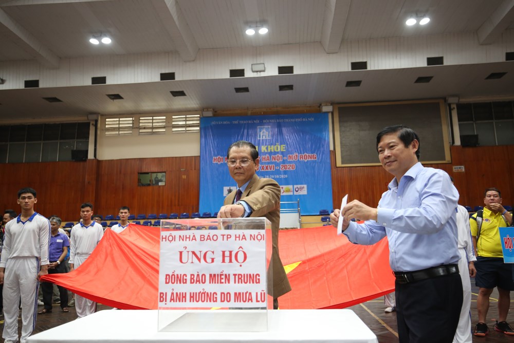 Chủ tịch Hội Nhà báo TP Hà Nội Tô Quang Phán đóng góp ủng hộ đồng bào lũ lụt miền Trung.