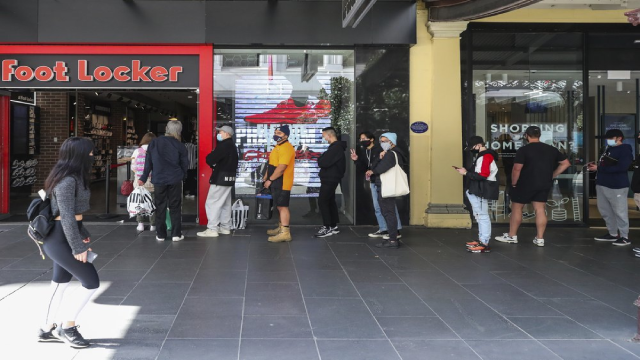 Khách hàng xếp hàng bên ngoài một cửa hàng bán lẻ quần áo thể thao ở Melbourne.