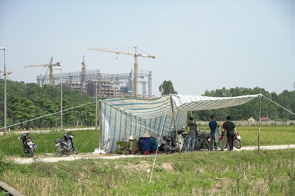 Người dân dựng lều bạt chặn xe rác vào Khu liên hợp xử lý chất thải Sóc Sơn