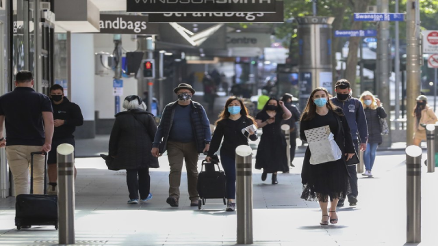 Người dân đi bộ qua Trung tâm mua sắm Bourke Street ở Melbourne.