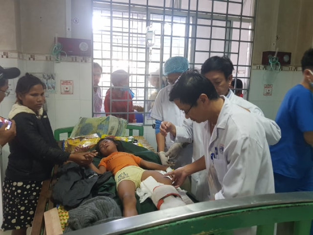 Các lực lượng chức năng vừa đưa 4 người bị thương, trong đó có 2 trẻ nhỏ từ khu vực sạt lở xã Trà Leng, đến Trung tâm y tế huyện Bắc Trà My để chữa trị. - Ảnh: VGP