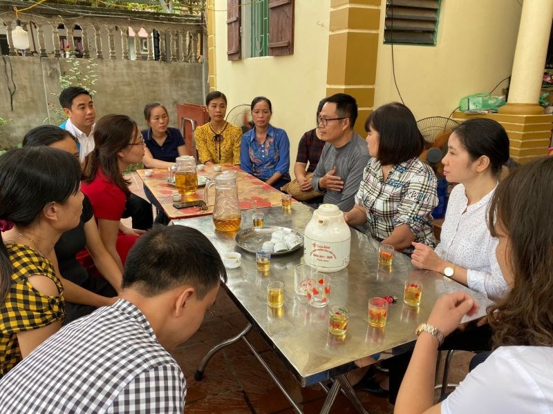 Hội LHPN huyện Thường Tín và Hội LHPN xã Nguyễn Trãi thăm hỏi, động viên gia đình cháu Hiền