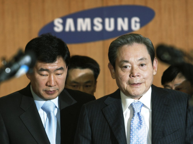 Chủ tịch Tập đoàn Samsung, Lee Kun-hee (phải) đến để tổ chức một cuộc họp báo tại trụ sở Tập đoàn Samsung ở Seoul, Hàn Quốc.