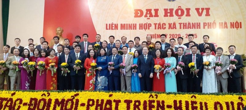 Phó Bí thư Thường trực Thành ủy Hà Nội Nguyễn Thị Tuyến và các Ủy viên Ban Thường vụ Thành ủy Hà Nội chụp ảnh với Ban Chấp hành Liên minh Hợp tác xã thành phố Hà Nội lần thứ VI, nhiệm kỳ 2020-2025.