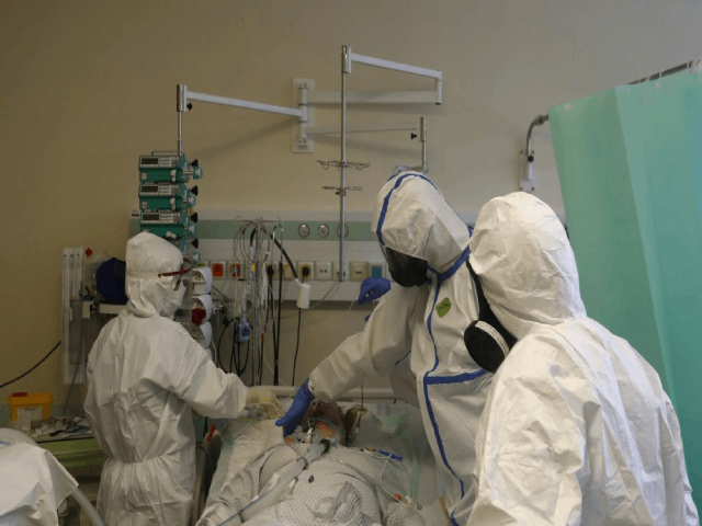 Các nhân viên y tế chuẩn bị vận chuyển một bệnh nhân COVID-19 từ phòng chăm sóc đặc biệt (ICU) tại bệnh viện ở Kyjov đến bệnh viện ở Brno, Cộng hòa Séc.
