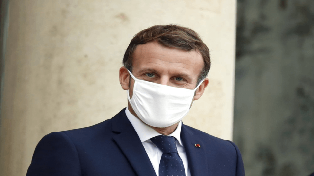 Tổng thống Pháp Emmanuel Macron đeo khẩu trang trong khi chờ Thủ tướng Estonia Juri Ratas, trước cuộc họp tại Cung điện Elysee, ở Paris.