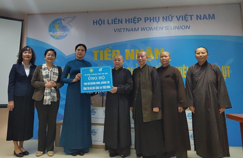 Hội LHPN Việt Nam tiếp nhận ủng hộ của Ni giới Thành phố Hà Nội
