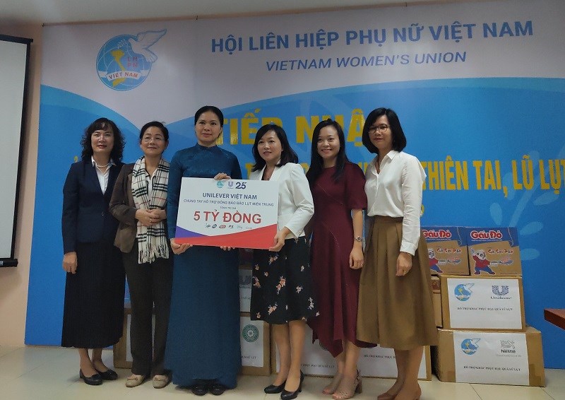 Hội LHPN Việt Nam tiếp nhận ủng hộ của công ty
