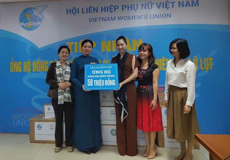 Hội LHPN Việt Nam tiếp nhận ủng hộ của CLB Áo dài Hà Nội