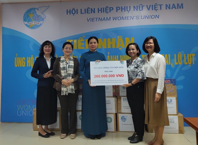 Hội LHPN Việt Nam tiếp nhận ủng hộ của