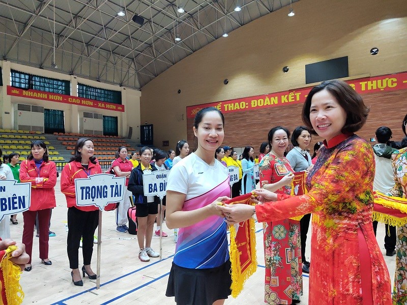 Đồng chí Lê Kim Anh - Chủ tịch Hội LHPN Hà Nội trao cờ lưu niệm cho các đơn vị tham gia hội khỏe