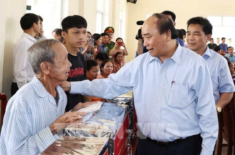 Thủ tướng Nguyễn Xuân Phúc thăm hỏi và tặng quà cho nhân dân xã Tam Quang huyện Núi Thành, tỉnh Quảng Nam
