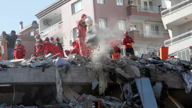 Lực lượng cứu hộ đang tìm kiếm nạn nhân trận động đất tại Izmir, ngày 31/10/2020.