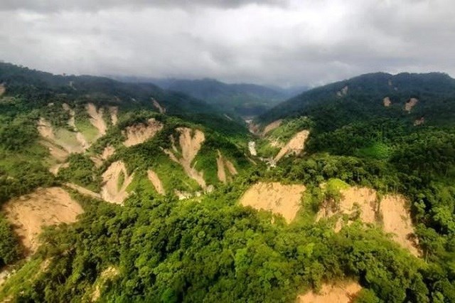 Mưa lớn khiến địa bàn huyện Phước Sơn sạt lở nghiêm trọng.