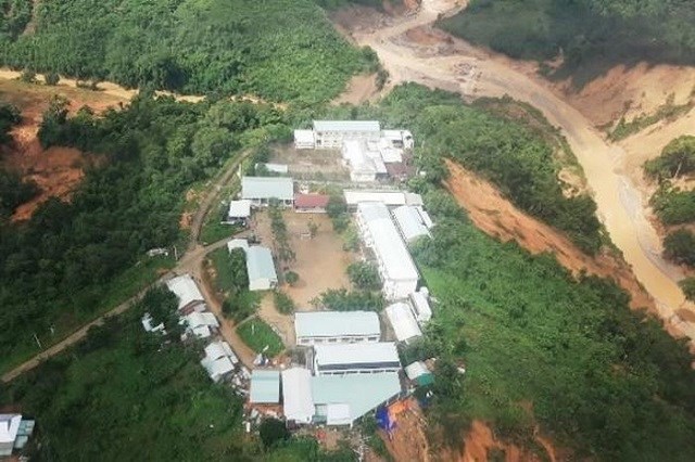 Trực thăng thả 2 tấn hàng cứu trợ cho 3.000 dân bị cô lập ở Quảng Nam - ảnh 5