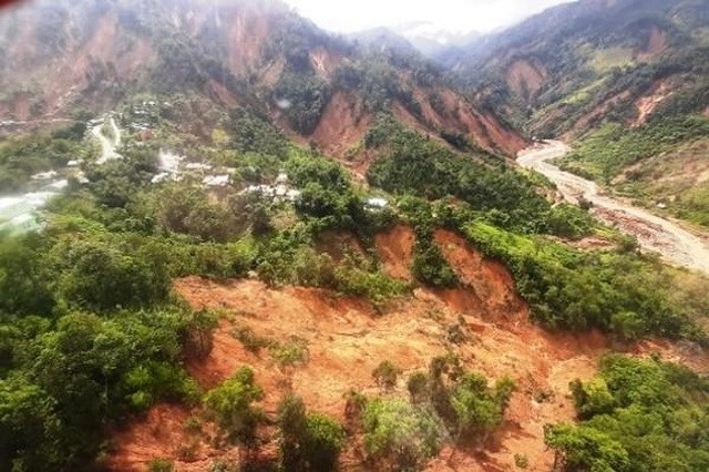 Mưa lớn khiến địa bàn huyện Phước Sơn sạt lở nghiêm trọng.