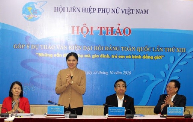 Đồng chí Hà Thị Nga - Chủ tịch Hội LHPN VIệt Nam chủ trì Hội nghị góp ý kiến cho văn kiên Đại hội Đảng toàn quốc lần thứ XIII.