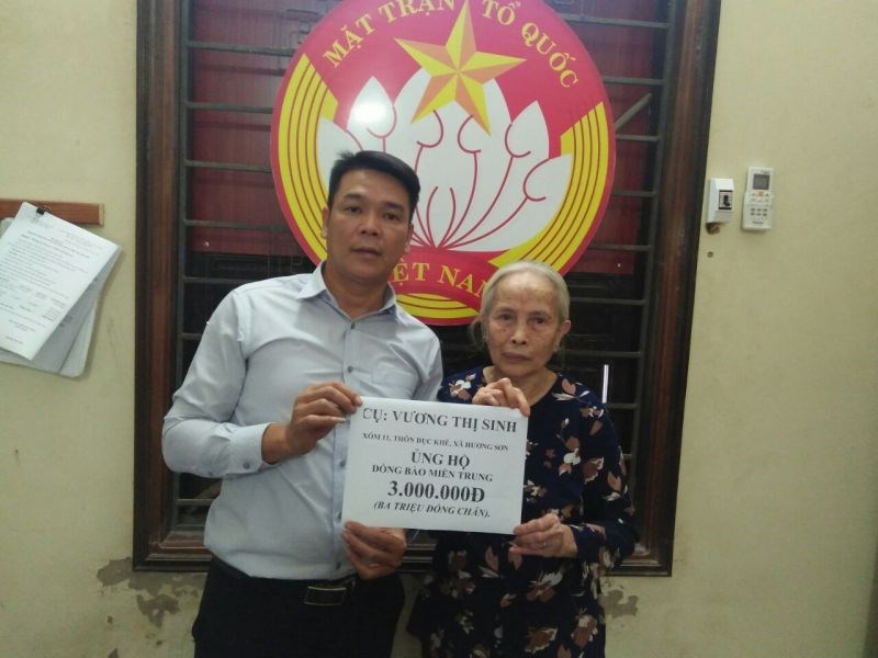Cụ bà Vương Thị Sinh (83 tuổi) ở xóm 11, thôn Đục Khê ủng hộ đồng bào miền Trung 3 triệu đồng