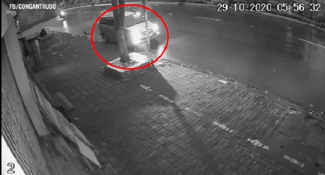 Tài xế chiếc xe Innova tông một cụ bà tử vong rồi lái xe bỏ trốn khỏi hiện trường (Ảnh cắt từ clip).