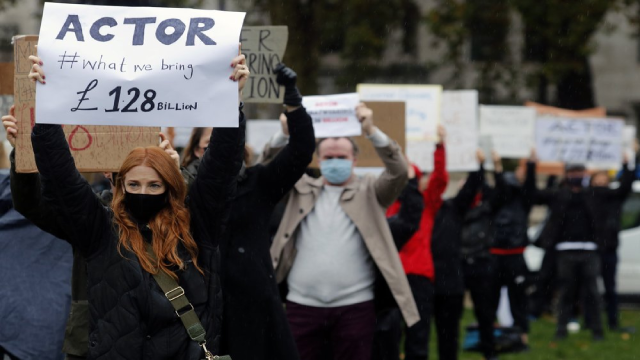 Các diễn viên biểu tình phản đối hạn chế về phòng dịch trong khuôn khổ một tuần biểu tình tại Quảng trường Quốc hội ở London.