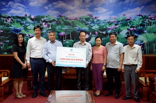 Lãnh đạo PVN trao quà ủng hộ đồng bào lũ lụt tỉnh Quảng Trị.
